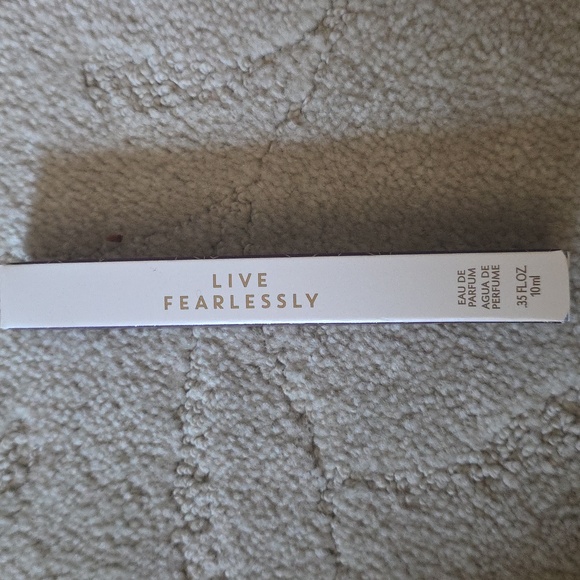 Mary Kay Live Fearlessly Lipstick - Bold Red - Picture 1 of 3